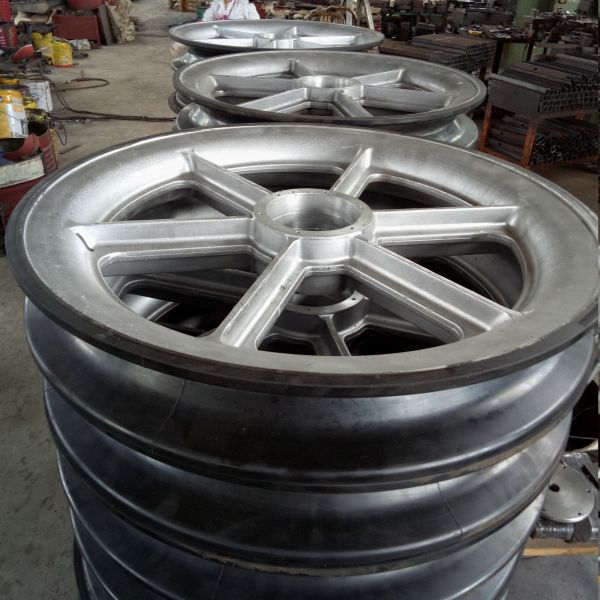 Voimansiirtojohtimen kolminkertaiset alumiinipyörät Neopreenivuoratut hihnapyörälohkot Alumiinipyörät, jotka on päällystetty kuminauhalla (1)