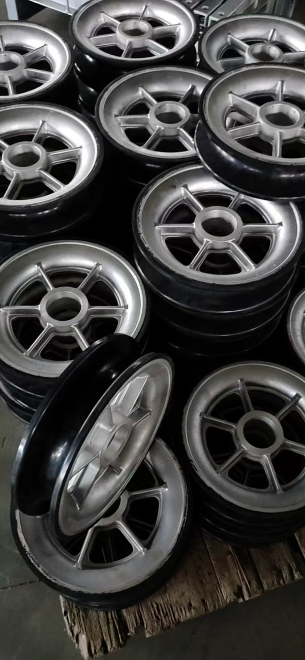 Voimansiirtojohtimen kolminkertaiset alumiinipyörät Neopreenivuoratut hihnapyörät Alumiinipyörät, jotka on päällystetty kuminauhalla (6)